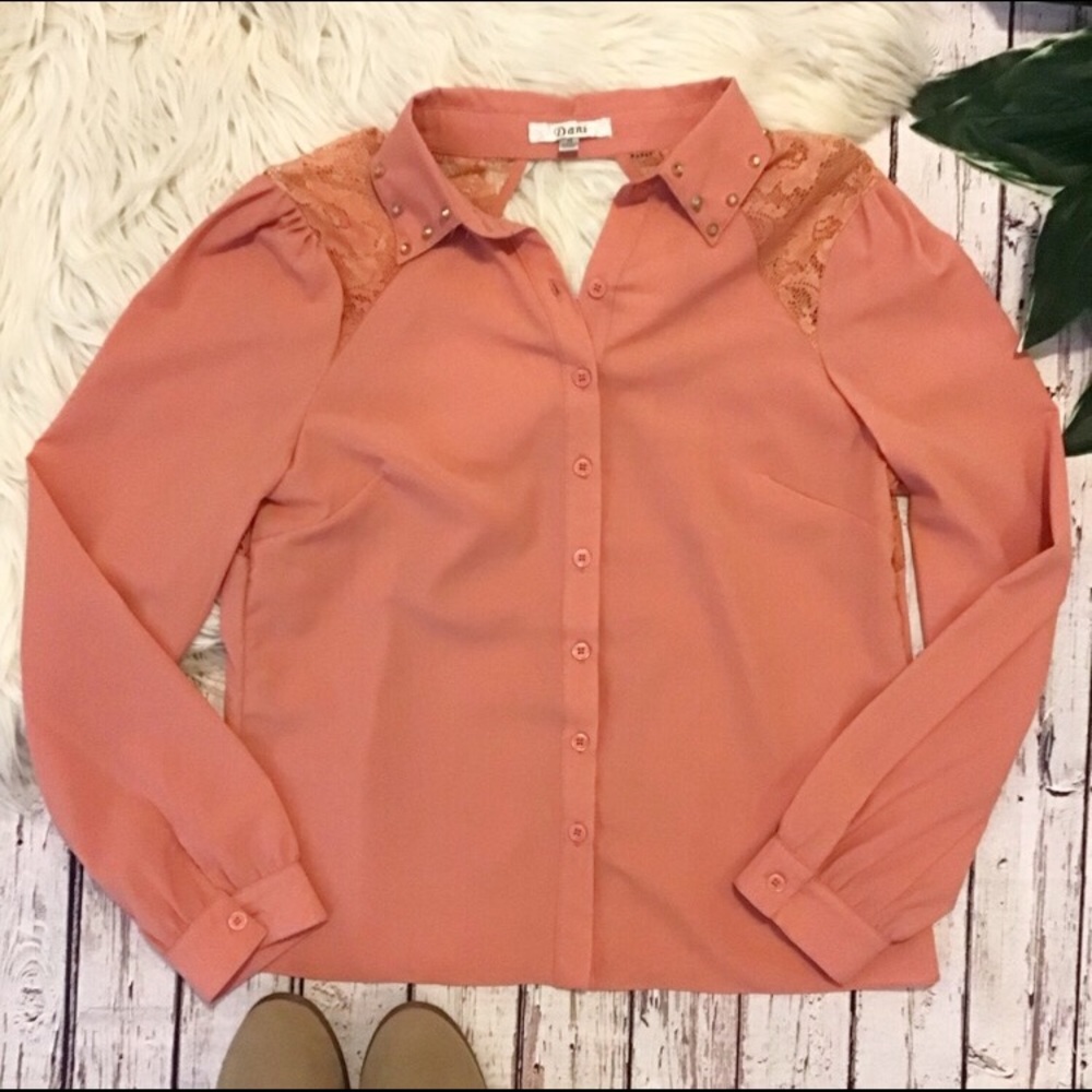 ☯️Pink button down lace shoulder open back M